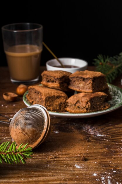 Brownies gourmets et passoire vue de face