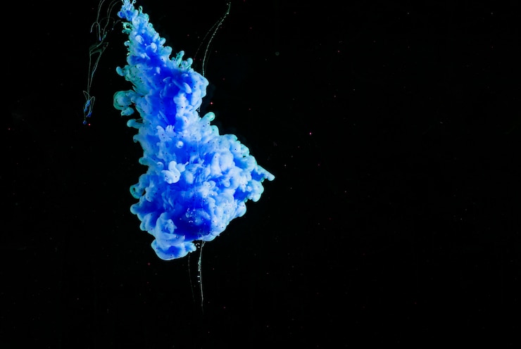 Photo gratuit brume bleue abstraite dans un liquide sombre