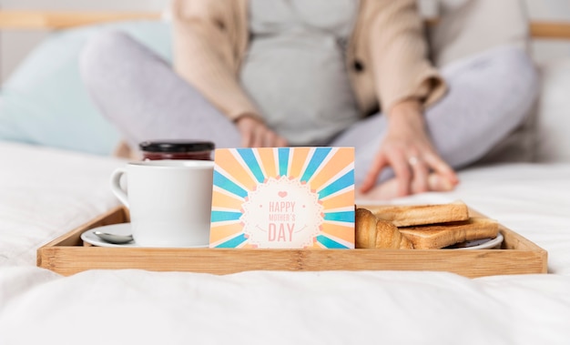 Photo gratuite brunch surpirse au lit pour femme enceinte