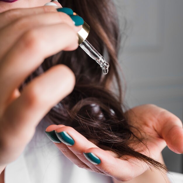 Brune cheveux avec sérum