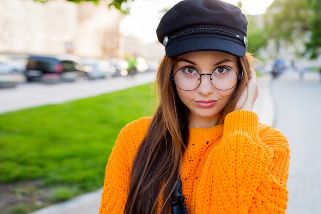 Photo gratuite brune timide aux cheveux longs close up portrait.