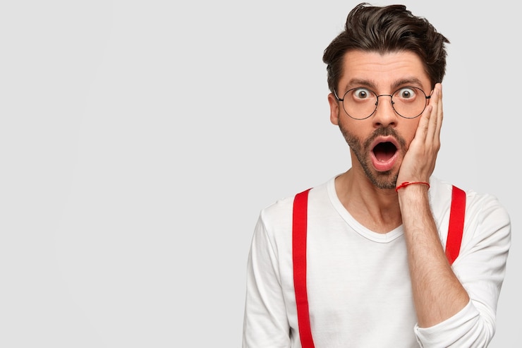 Photo gratuit brunet homme portant des lunettes rondes et chemise blanche