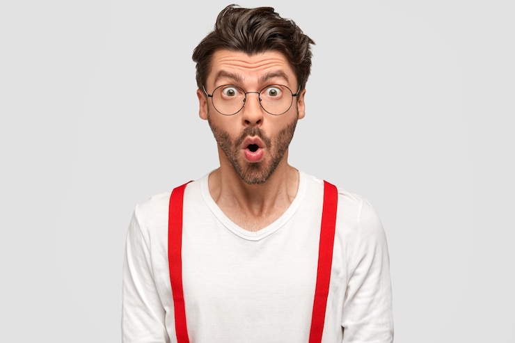 Photo gratuit brunet homme portant des lunettes rondes et chemise blanche