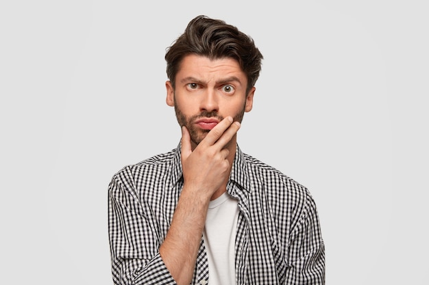 Brunet homme vêtu d'une chemise à carreaux