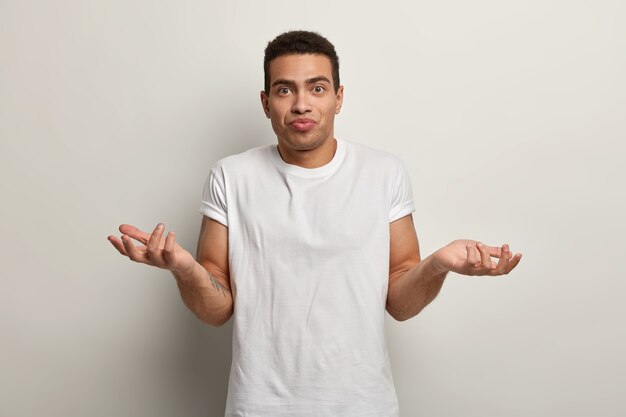 Brunet homme vêtu d'un t-shirt blanc