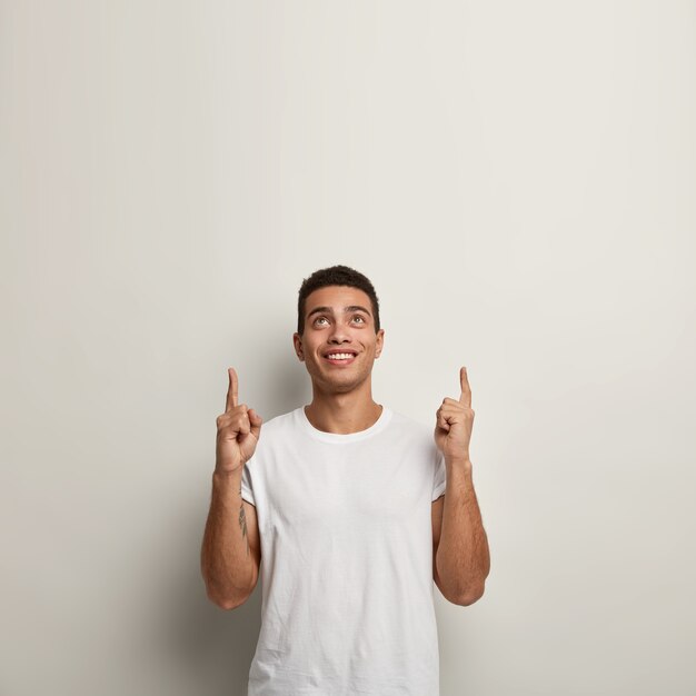 Brunet homme vêtu d'un t-shirt blanc