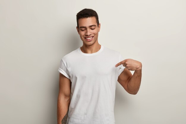 Brunet homme vêtu d'un t-shirt blanc