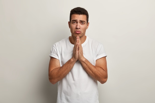 Brunet homme vêtu d'un t-shirt blanc