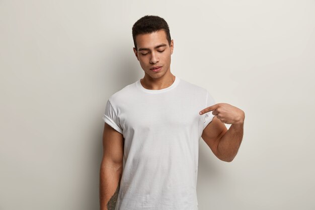 Brunet homme vêtu d'un t-shirt blanc