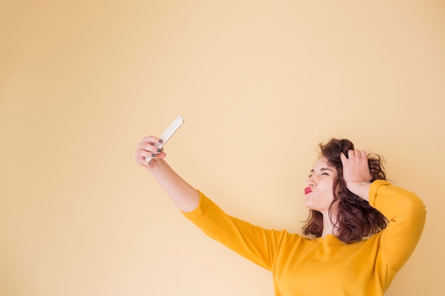 Brunette blogueuse faisant un selfie