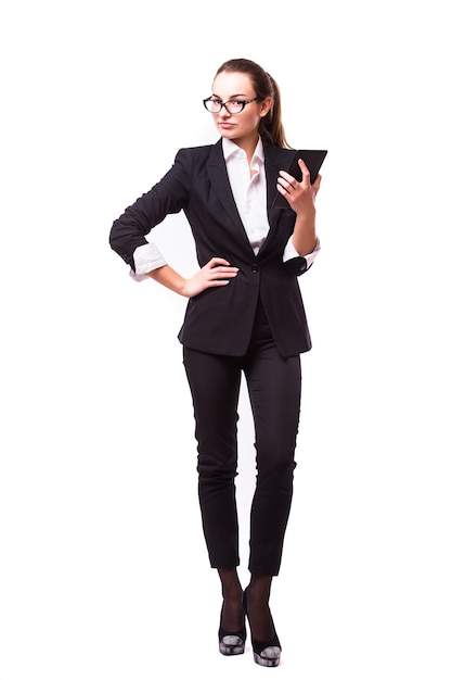 Brunette business woman reading ebook tablet pc notebook et costume bleu sur blanc