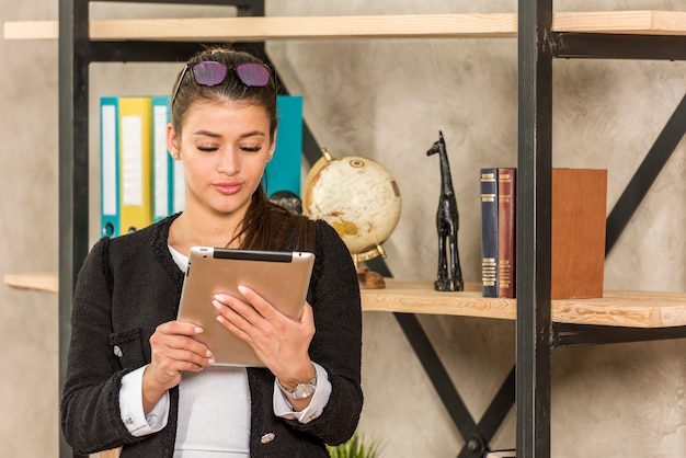 Brunette Femme d'affaires à l'aide de sa tablette