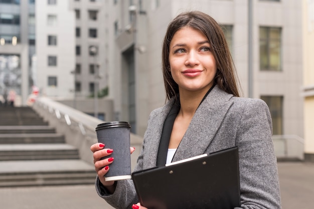 Brunette Femme d'affaires avec café