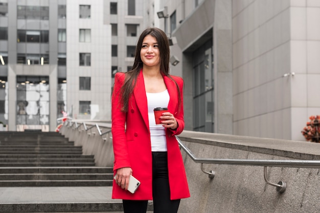 Brunette Femme d&#39;affaires à l&#39;extérieur avec manteau de lecture