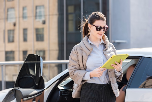 Brunette Femme d&#39;affaires à l&#39;extérieur