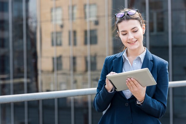 Brunette Femme d&#39;affaires à l&#39;extérieur