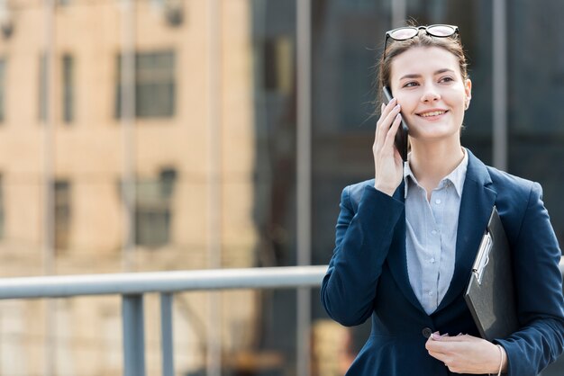 Brunette Femme d&#39;affaires à l&#39;extérieur