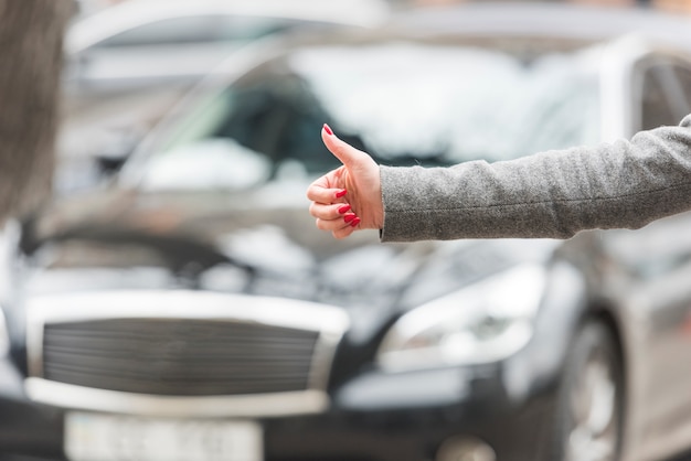 Brunette Femme d&#39;affaires faisant de l&#39;auto-stop