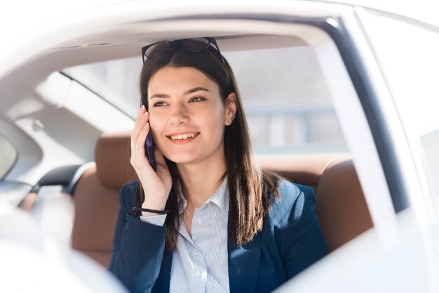 Brunette Femme d&#39;affaires à l&#39;intérieur d&#39;une voiture