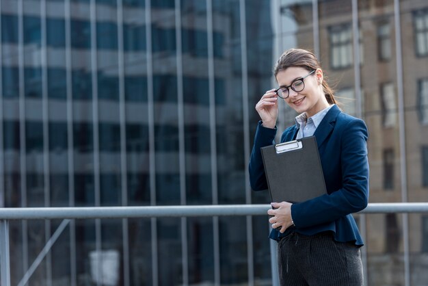 Brunette Femme d&#39;affaires posant à l&#39;extérieur