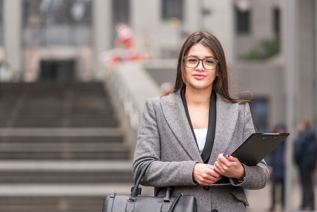 Brunette Femme d&#39;affaires posant à l&#39;extérieur