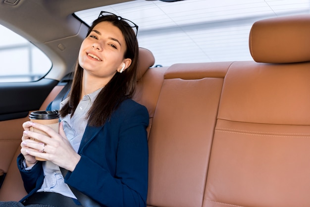Brunette Femme d'affaires posant à l'intérieur d'une voiture