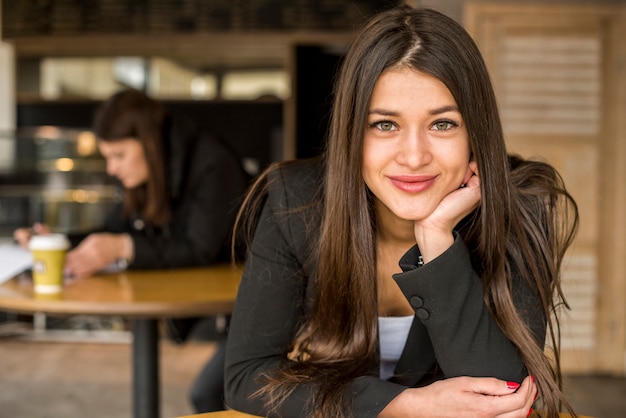 Brunette Femme d&#39;affaires posant