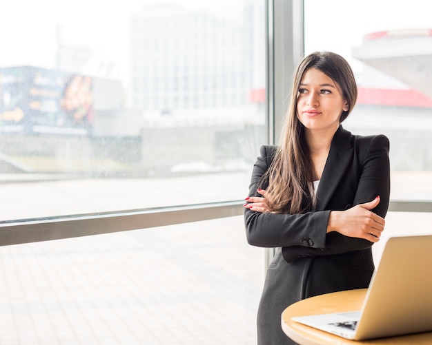 Brunette Femme d&#39;affaires posant