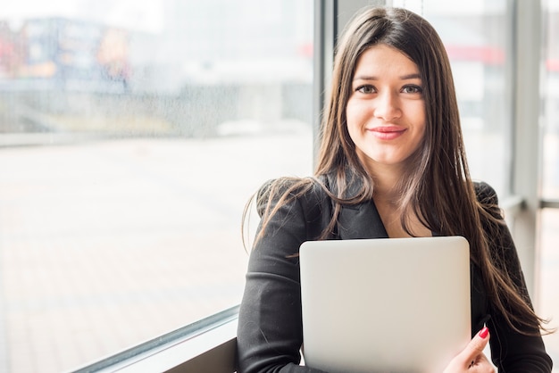 Brunette Femme d&#39;affaires posant