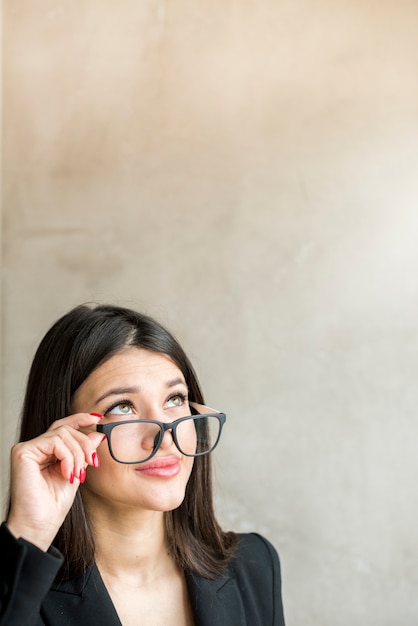 Brunette Femme d&#39;affaires posant