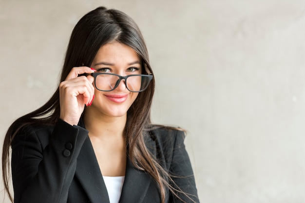 Brunette Femme d&#39;affaires posant