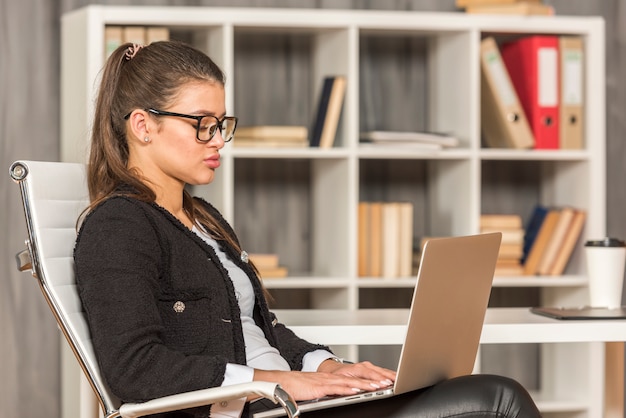 Photo gratuite brunette femme d'affaires travaillant à son bureau