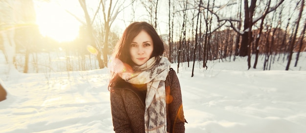 Brunette femme passer la journée dans un champ enneigé