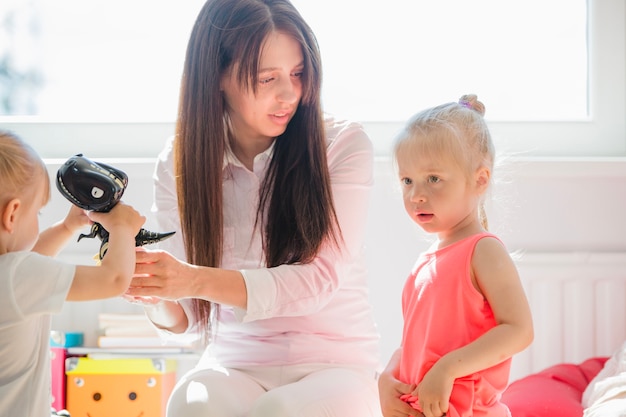 Brunette femme à la recherche d&#39;une fille blonde