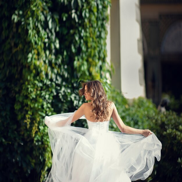 &quot;Brunette femme en robe de mariée posant&quot;