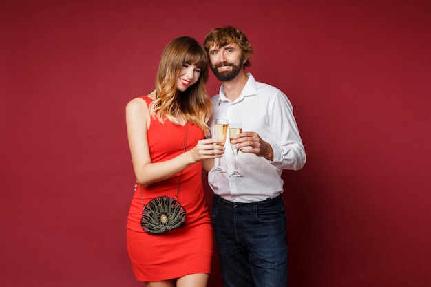Brunette femme avec son mari tenant un verre de champagne