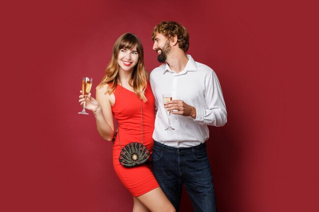 Brunette Femme Avec Son Mari Tenant Un Verre De Champagne