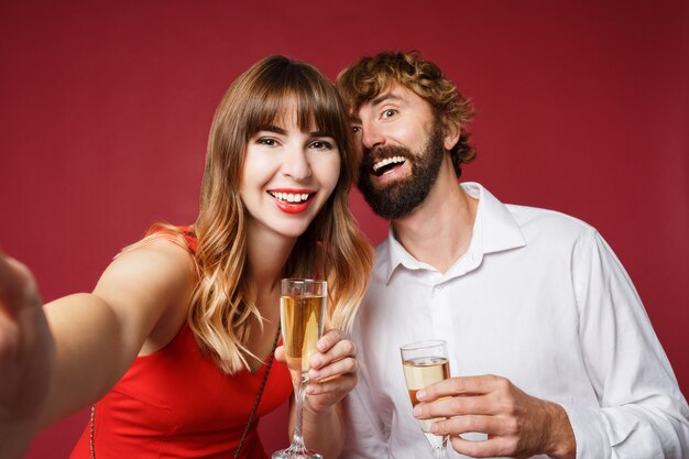 Brunette femme avec son mari tenant un verre de champagne