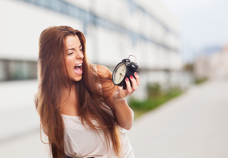 Photo gratuit brunette fille crier à l&#39;horloge dans la main.