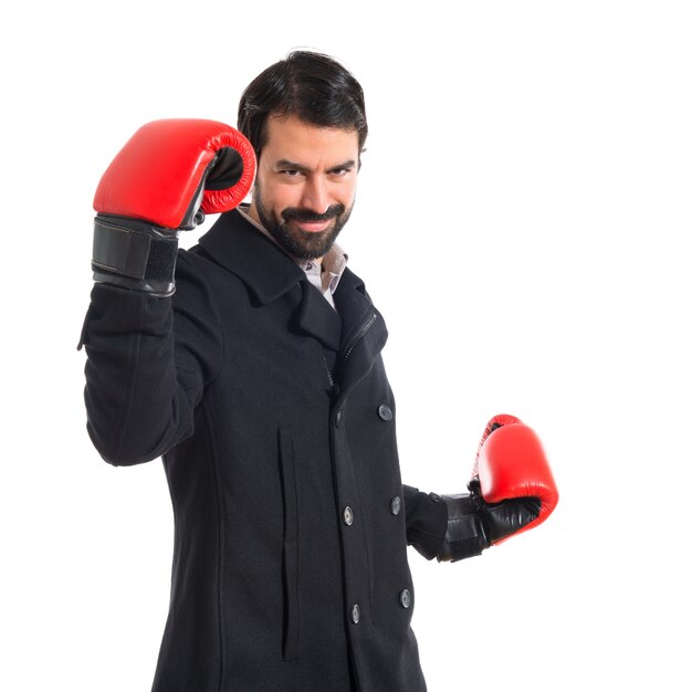 Brunette avec des gants de boxe