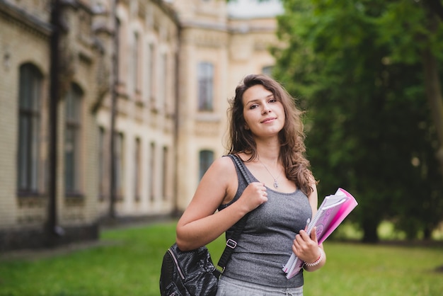 Brunette girl tenant des cartes debout