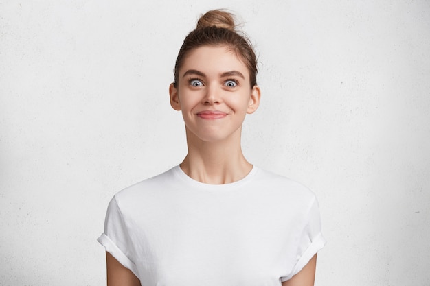 Brunette jeune femme en T-shirt blanc