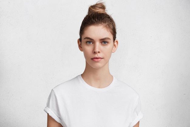 Photo gratuite brunette jeune femme en t-shirt blanc