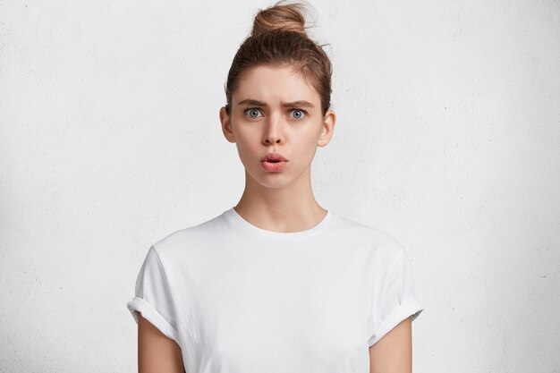 Brunette jeune femme en T-shirt blanc