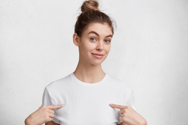 Brunette jeune femme en T-shirt blanc