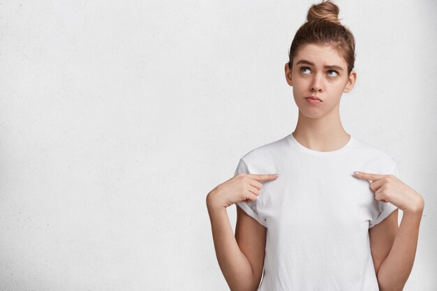 Brunette jeune femme en T-shirt blanc