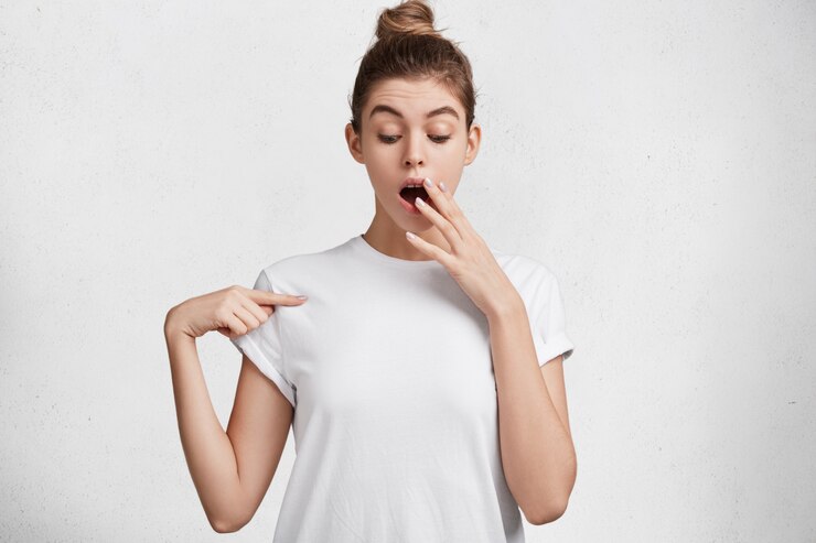Photo gratuit brunette jeune femme en t-shirt blanc