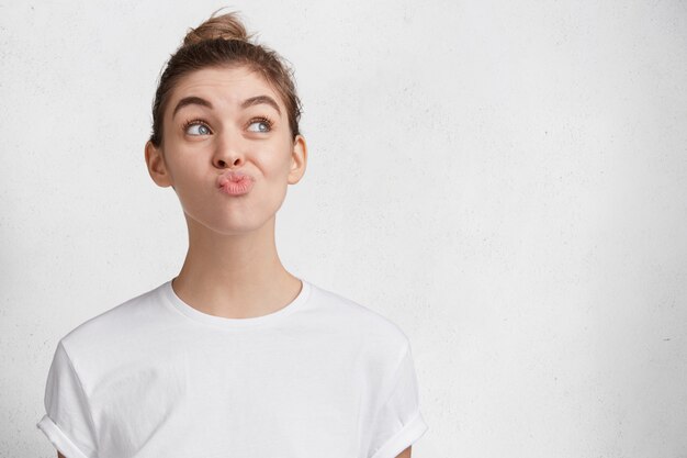 Brunette jeune femme en T-shirt blanc