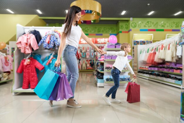 Brunette et jolie fille, faire du shopping dans le grand magasin.