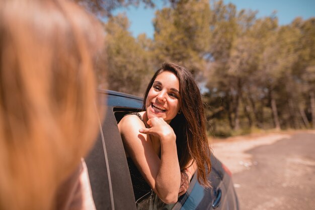 Brunette joyeuse regardant un ami